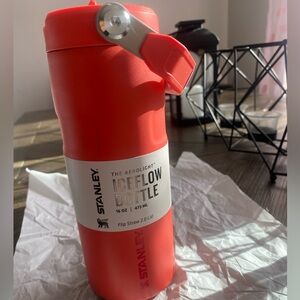 NWT Stanley The IceFlow™ Bottle with Flip Straw Lid | 16 OZ - Hot Coral